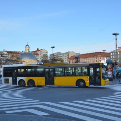 Buss vid Salutorget i Åbo.