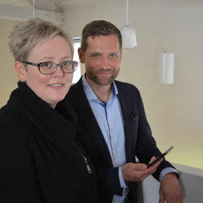 Nordeas kontorschef Maj-Lis Silén och regionchef Miikka Salminen tror på digital service.