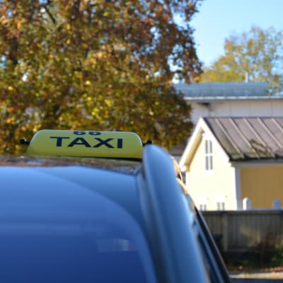 Taxiskylt på en taxibil.