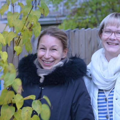 Mikaela Sonck och Ulrica Isaksson efter veckans Fredagssnack.