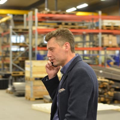 Vd Christian Juslin talar i telefon