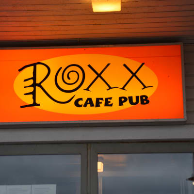Roxx-skylten utanför caféet
