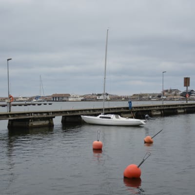 Höstbild av ensam segelbåt i Östra hamnen i Hangö.