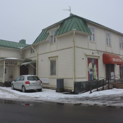 Ett gulaktigt hus med grönt tak i Hangö.
