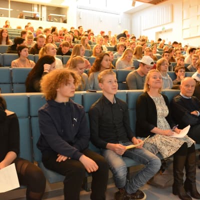 Elever från Hangö gymnasium och Hankoniemen lukio lyssnar på valdebatt i Hangö 2017.