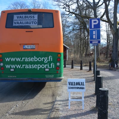 Bokbussen i Raseborg fungerar som ambulerande vallokal.