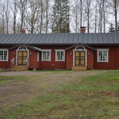 Ett rött trähus i Sjundeå som heter Fanjunkars.