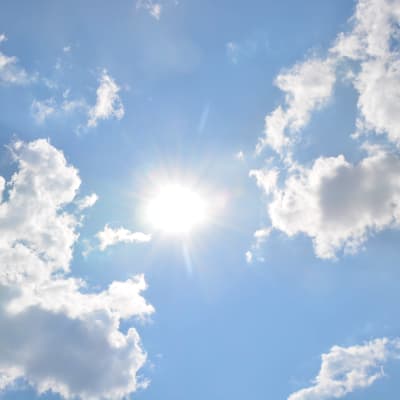 Moln och sol på himlen.
