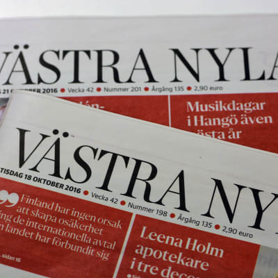 Två av Västra Nylands tidningar på varandra.