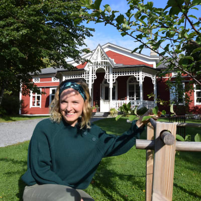 Lena Gillberg vid äppelträdet framför Strömsö villan.