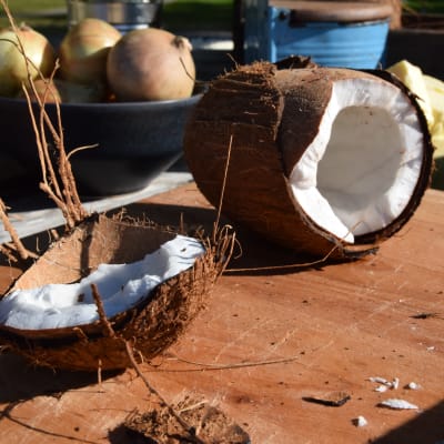 En öppnad kokosnöt på en skärbräda