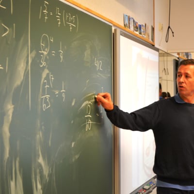 Söderkulla skolas rektor Janne Holmkvist håller en mattelektion