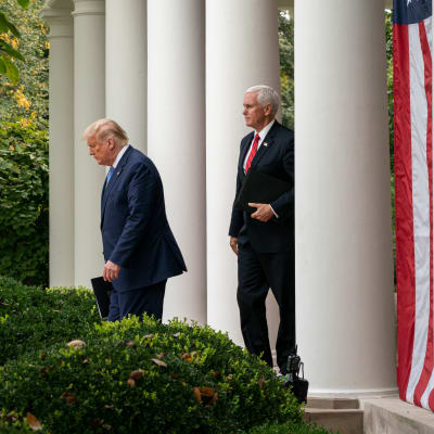 Yhdysvaltain presidentti Donald Trump saapumassa tiedotustilaisuuteen Valkoisen talon puutarhaan perässään varapresidentti Mike Pence.