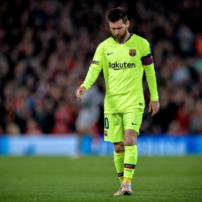 Lionell Messi går och tittar ner i marken
