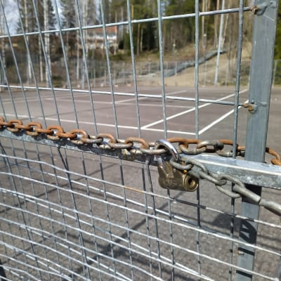 Kuopion kaupungin suljettu tenniskenttä Petosen Litmasella 