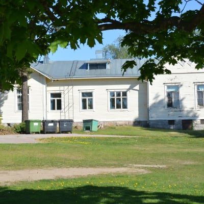 Ett trähus på Karjaan yhteiskoulus skolgård.