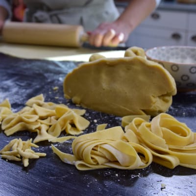 Olika pasta former på ett bord