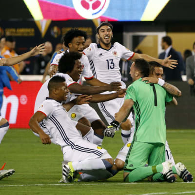 Colombias målvalt David Ospina firar med sitt lag efter att ha räddat en straff i Copa America-semifinalen mot Peru.