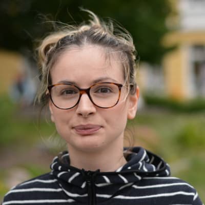 En kvinna som heter Sara Avdi.