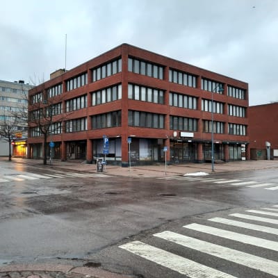 Kadunkulmassa Kotkassa tiiliverhoiltu, kolmikerroksinen entinen pankkikonttori, joka nyt on tyhjillään vuokralaisista.