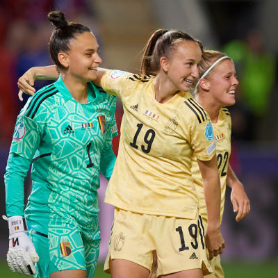 Belgiska spelare firar straffräddningen mot Frankrike.