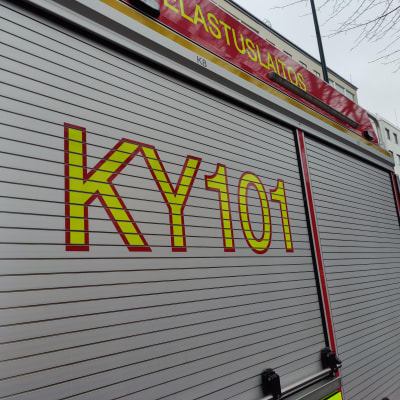 Kymenlaakson pelastuslaitoksen auton kylki, jossa lukee KY101.