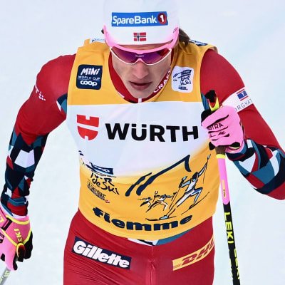 Johannes Hösflot Kläbo åker skidor.