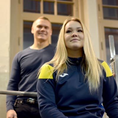 Miranda Rautomaa sitter i förgrunden och Johan Henriksson stårbakom henne.