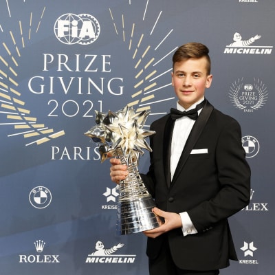 Kartingin maailmanmestari Tuukka Taponen sai palkinnon FIA:n gaalassa 16.12.2021.