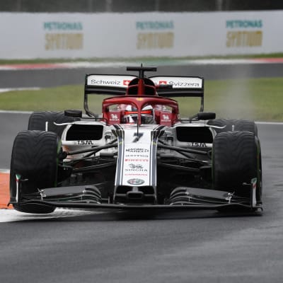 Kimi Räikkönen kör på Monza.