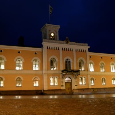 rådhuset i lovisa i kvällsbelysning
