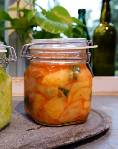 Hapankaalia ja kimchiä lasisissa purkeissa keittiössä