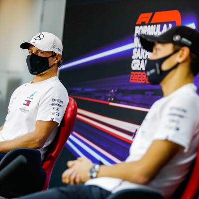 Valtteri Bottas och George Russell sitter på presskonferens.