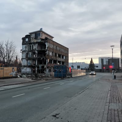 Rovaniemen maalaiskunnan entinen kunnatalo puoleksi purettuna lokakuussa 2022