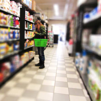 En kund står vid en butikshylla i en livsmedelsaffär.