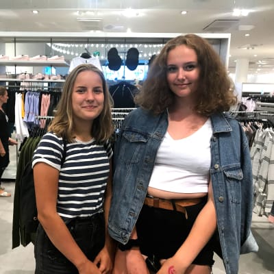 Två flickor i en klädbutik