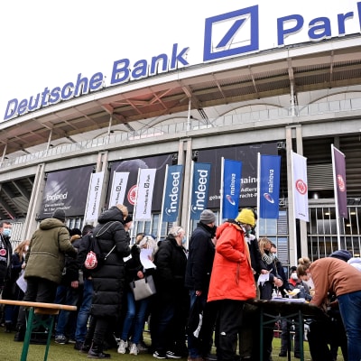 Fotbollsfans köar för att vaccinera sig inför en Bundesligamatch på Deutsche Bank Park. 