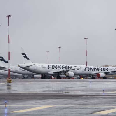Tre Finnair-plan på Helsingfors-Vanda flygplats. 