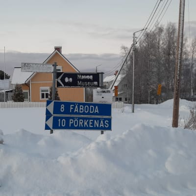 Fäboda liikennemerkki lumisessa maastossa Pietarsaaressa.