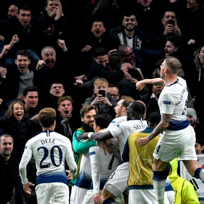 Tottenham-spelarna firar mål mot City.