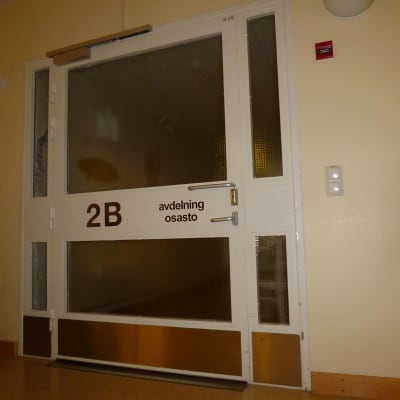 Dörren till en avdelning i sjukhusfastigheten i Mjölbolsta.