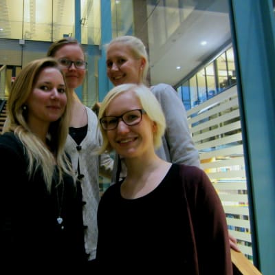 Fyra unga kvinnor, (fr vänster Lotta Kujala, Inari Natri,  Anni Pesonen och Mia Eriksson bak till höger) står i trappan i produktionsekonomins byggnad i Otnäs. De studerar vid Aalto-universitetet och vill bli chefer i framtiden.