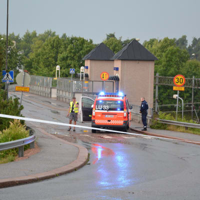 Karis järnvägsbro avstängd