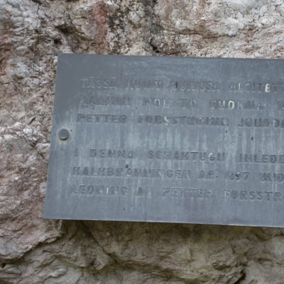 "I denna schaktugn inleddes kalkbränningen år 1897 under ledning av Petter Forsström".