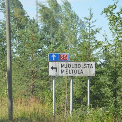 Vägskylt vid korsningen till Mjölbolsta.