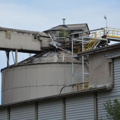 Taket är sönder på en del av fabriksbyggnaderna.