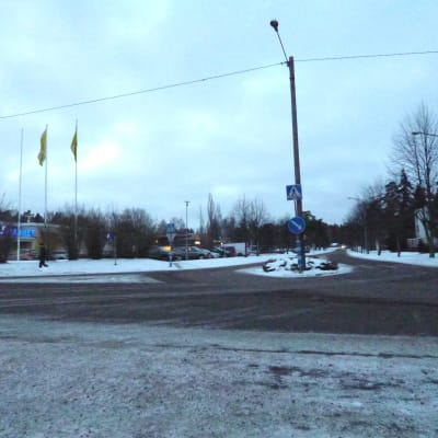 Pojovägen i Pojo centrum, vinter, skymning, trist intryck, till vänster skymtar Aktia och S-market.