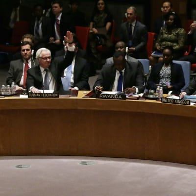 Rysslands FN-ambassadör Vitalij Tjurkin röstar nej till Krimresolution i säkerhetsrådet