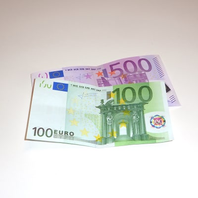 Eurosedlar, 100 och 500 euro.