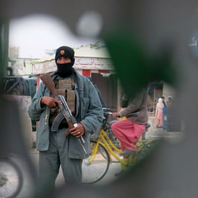 En medlem av afghanska säkerhetstrupper i december 2015.